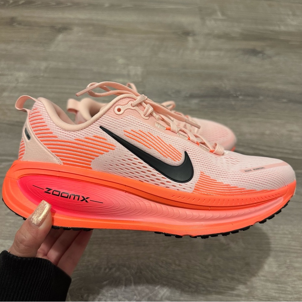 Nike Women's Vomero 18 Running Shoes